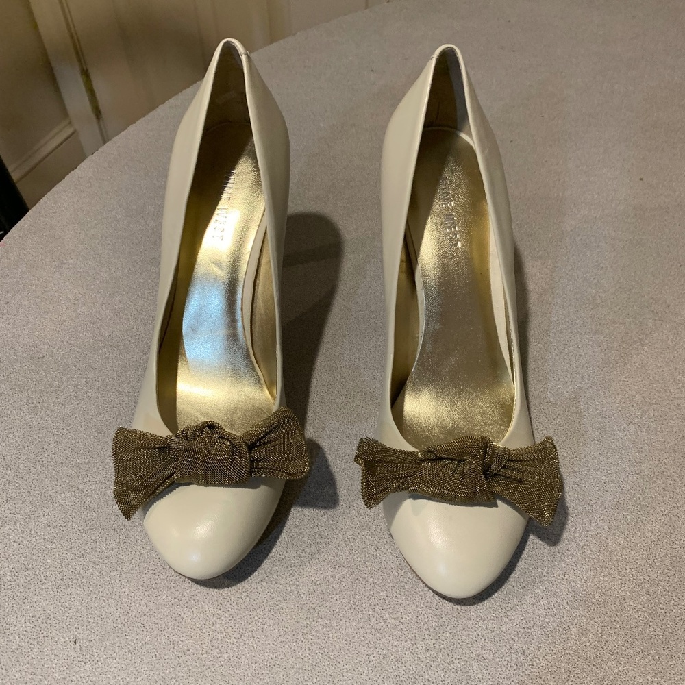Nine West Cream/Gold Leather Pumps sz 8.5